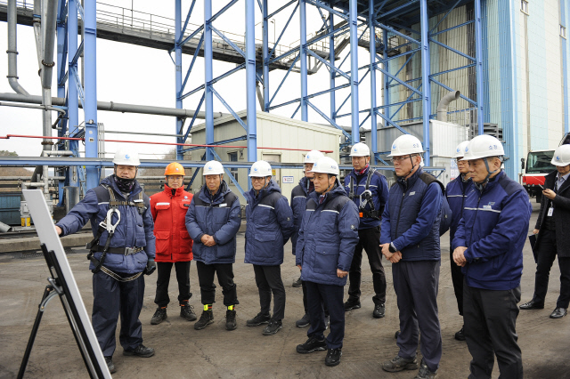 이영조 중부발전 사장이 10일 보령발전본부를 찾아 현장점검을 하고 있다. <중부발전 제공>